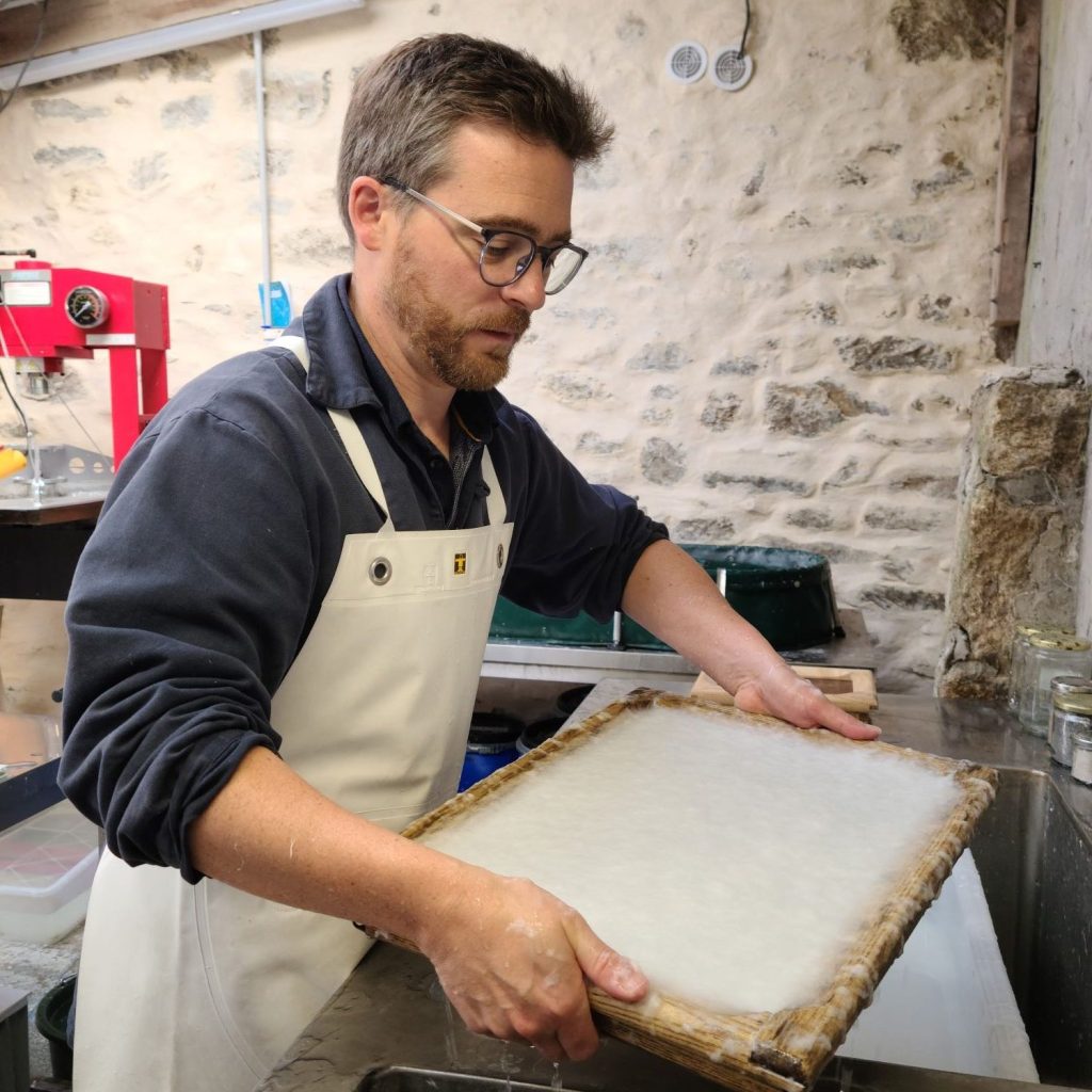 papetier en train de former une feuille